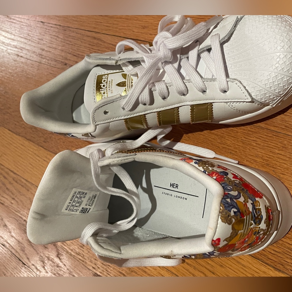Superstar Women’s Adidas White Sneakers with Subtle Details Size: 7.50 - Picture 5 of 8